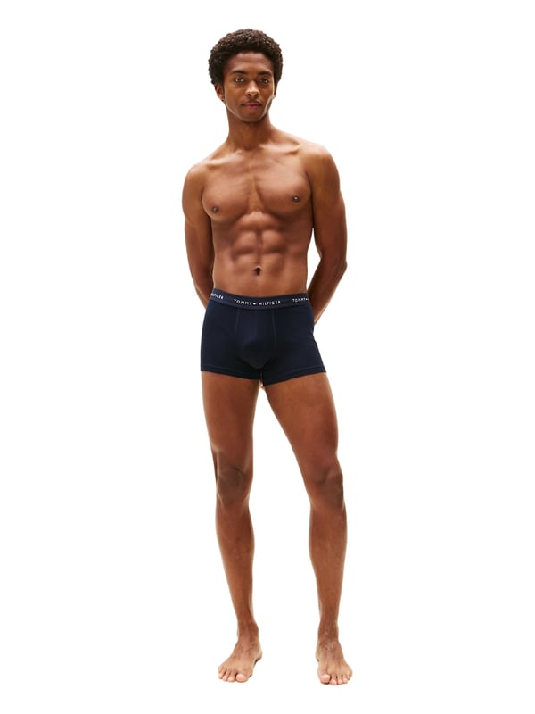 Stylisch, bequem und jeden Tag einsatzbereit – dieses 3er Pack Herren-Boxershorts bringt frischen Wind in deine Wäscheschublade. Die kurze Passform sorgt für ein sportliches Tragegefühl mit moderner Note. Ein elastischer Kontrastbund setzt nicht nur optische Akzente, sondern garantiert auch perfekten Sitz. Der eingewebte Label-Schriftzug im Bund verleiht den Shorts einen markentypischen Touch. Dank flexiblem Stretch-Material passen sie sich jeder Bewegung an – ganz gleich, ob du aktiv bist oder entspannst. Atmungsaktiv und weich auf der Haut, bieten sie höchsten Tragekomfort den ganzen Tag. Das Design: schlicht mit Stil, reduziert und doch ausdrucksstark. Ideal für Männer, die Wert auf Details legen. Kein Rutschen, kein Zwicken – nur ein sicheres, angenehmes Gefühl. Drei Essentials, auf die du dich verlassen kannst.