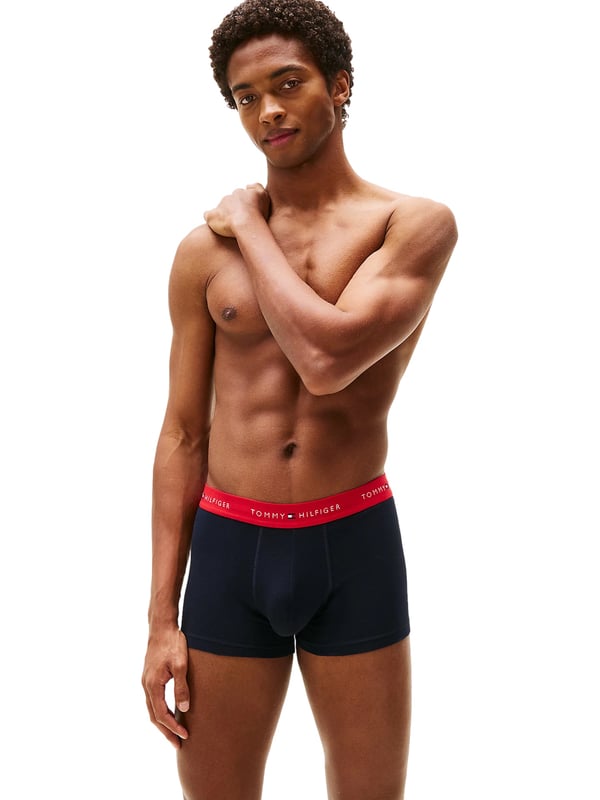 Stylisch, bequem und jeden Tag einsatzbereit – dieses 3er Pack Herren-Boxershorts bringt frischen Wind in deine Wäscheschublade. Die kurze Passform sorgt für ein sportliches Tragegefühl mit moderner Note. Ein elastischer Kontrastbund setzt nicht nur optische Akzente, sondern garantiert auch perfekten Sitz. Der eingewebte Label-Schriftzug im Bund verleiht den Shorts einen markentypischen Touch. Dank flexiblem Stretch-Material passen sie sich jeder Bewegung an – ganz gleich, ob du aktiv bist oder entspannst. Atmungsaktiv und weich auf der Haut, bieten sie höchsten Tragekomfort den ganzen Tag. Das Design: schlicht mit Stil, reduziert und doch ausdrucksstark. Ideal für Männer, die Wert auf Details legen. Kein Rutschen, kein Zwicken – nur ein sicheres, angenehmes Gefühl. Drei Essentials, auf die du dich verlassen kannst.