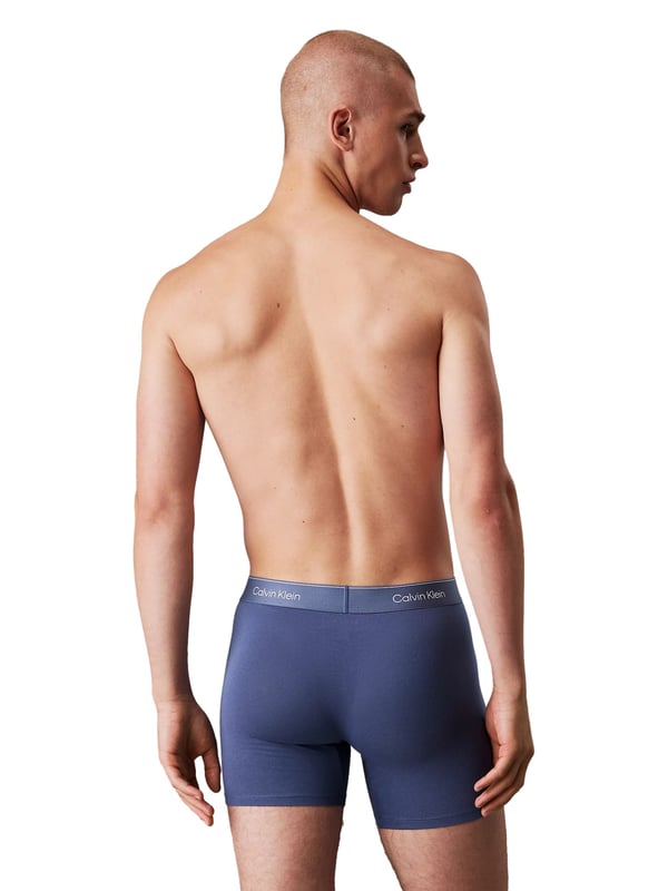 Deze dijhoge boxershorts voor heren bieden dag in dag uit betrouwbaar comfort. Met hun gemiddelde lengte en elastische tailleband zitten ze comfortabel zonder beperkend te zijn. De labelbelettering die in de tailleband is geweven geeft het ontwerp een opvallend accent. Verkrijgbaar in een praktische verpakking van drie, zijn ze de ideale basis voor elke dag. Het hoogwaardige materiaal voelt aangenaam aan op de huid en behoudt zijn vorm zelfs na vele wasbeurten. Of je nu op kantoor bent, sport of in je vrije tijd - deze shorts kunnen het allemaal aan. De pasvorm is modern en het comfort is indrukwekkend. Minimalistische look, maximaal comfort. Functie ontmoet stijl. Voor mannen die waarde hechten aan kwaliteit naast de huid.