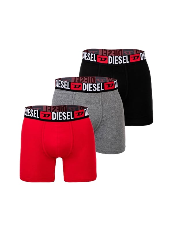 Diese Herren-Boxershorts im praktischen Dreierpack überzeugen mit einem sportlich-maskulinen Look und hohem Tragekomfort. Der normale Schnitt mit längerem Bein und körpernaher Passform sorgt für einen sicheren Sitz und optimale Bewegungsfreiheit. Gefertigt aus elastischem Baumwollstretch bieten sie ein angenehmes, weiches Hautgefühl und eine perfekte Passform. Der breite, kontrastfarbene Bund mit eingewebtem Label-Schriftzug setzt einen markanten Akzent und bleibt auch bei Bewegung zuverlässig in Form. Der elastische Bund schmiegt sich komfortabel an, ohne einzuengen. Die nahtfreie Rückseite verhindert Druckstellen und sorgt für ein besonders glattes Trageerlebnis. Ideal für Alltag, Freizeit oder Sport – funktional, pflegeleicht und langlebig. Die hochwertige Verarbeitung garantiert Formstabilität auch nach häufigem Waschen. Ein stilvolles Basic, das in keiner Wäscheschublade fehlen sollte. Komfort und Design – kompromisslos vereint.