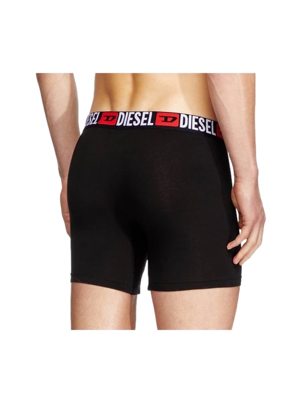 Diese Herren-Boxershorts im praktischen Dreierpack überzeugen mit einem sportlich-maskulinen Look und hohem Tragekomfort. Der normale Schnitt mit längerem Bein und körpernaher Passform sorgt für einen sicheren Sitz und optimale Bewegungsfreiheit. Gefertigt aus elastischem Baumwollstretch bieten sie ein angenehmes, weiches Hautgefühl und eine perfekte Passform. Der breite, kontrastfarbene Bund mit eingewebtem Label-Schriftzug setzt einen markanten Akzent und bleibt auch bei Bewegung zuverlässig in Form. Der elastische Bund schmiegt sich komfortabel an, ohne einzuengen. Die nahtfreie Rückseite verhindert Druckstellen und sorgt für ein besonders glattes Trageerlebnis. Ideal für Alltag, Freizeit oder Sport – funktional, pflegeleicht und langlebig. Die hochwertige Verarbeitung garantiert Formstabilität auch nach häufigem Waschen. Ein stilvolles Basic, das in keiner Wäscheschublade fehlen sollte. Komfort und Design – kompromisslos vereint.