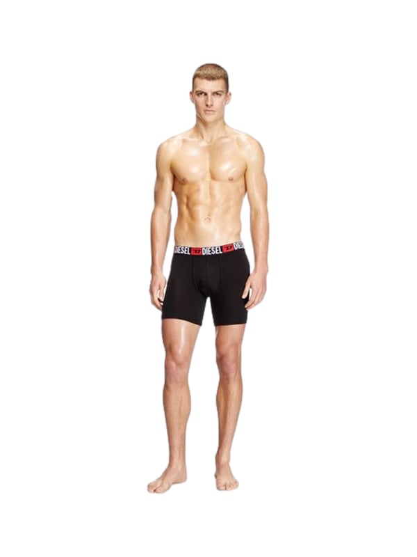 Diese Herren-Boxershorts im praktischen Dreierpack überzeugen mit einem sportlich-maskulinen Look und hohem Tragekomfort. Der normale Schnitt mit längerem Bein und körpernaher Passform sorgt für einen sicheren Sitz und optimale Bewegungsfreiheit. Gefertigt aus elastischem Baumwollstretch bieten sie ein angenehmes, weiches Hautgefühl und eine perfekte Passform. Der breite, kontrastfarbene Bund mit eingewebtem Label-Schriftzug setzt einen markanten Akzent und bleibt auch bei Bewegung zuverlässig in Form. Der elastische Bund schmiegt sich komfortabel an, ohne einzuengen. Die nahtfreie Rückseite verhindert Druckstellen und sorgt für ein besonders glattes Trageerlebnis. Ideal für Alltag, Freizeit oder Sport – funktional, pflegeleicht und langlebig. Die hochwertige Verarbeitung garantiert Formstabilität auch nach häufigem Waschen. Ein stilvolles Basic, das in keiner Wäscheschublade fehlen sollte. Komfort und Design – kompromisslos vereint.