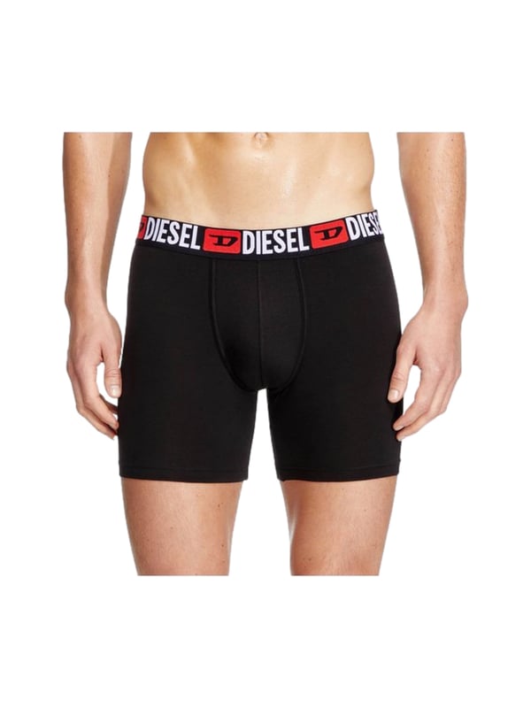 Diese Herren-Boxershorts im praktischen Dreierpack überzeugen mit einem sportlich-maskulinen Look und hohem Tragekomfort. Der normale Schnitt mit längerem Bein und körpernaher Passform sorgt für einen sicheren Sitz und optimale Bewegungsfreiheit. Gefertigt aus elastischem Baumwollstretch bieten sie ein angenehmes, weiches Hautgefühl und eine perfekte Passform. Der breite, kontrastfarbene Bund mit eingewebtem Label-Schriftzug setzt einen markanten Akzent und bleibt auch bei Bewegung zuverlässig in Form. Der elastische Bund schmiegt sich komfortabel an, ohne einzuengen. Die nahtfreie Rückseite verhindert Druckstellen und sorgt für ein besonders glattes Trageerlebnis. Ideal für Alltag, Freizeit oder Sport – funktional, pflegeleicht und langlebig. Die hochwertige Verarbeitung garantiert Formstabilität auch nach häufigem Waschen. Ein stilvolles Basic, das in keiner Wäscheschublade fehlen sollte. Komfort und Design – kompromisslos vereint.