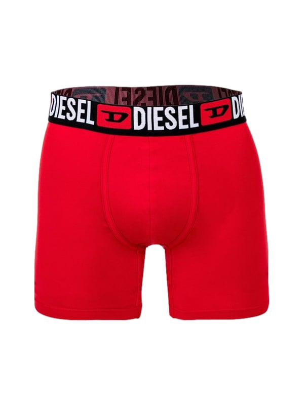 Diese Herren-Boxershorts im praktischen Dreierpack überzeugen mit einem sportlich-maskulinen Look und hohem Tragekomfort. Der normale Schnitt mit längerem Bein und körpernaher Passform sorgt für einen sicheren Sitz und optimale Bewegungsfreiheit. Gefertigt aus elastischem Baumwollstretch bieten sie ein angenehmes, weiches Hautgefühl und eine perfekte Passform. Der breite, kontrastfarbene Bund mit eingewebtem Label-Schriftzug setzt einen markanten Akzent und bleibt auch bei Bewegung zuverlässig in Form. Der elastische Bund schmiegt sich komfortabel an, ohne einzuengen. Die nahtfreie Rückseite verhindert Druckstellen und sorgt für ein besonders glattes Trageerlebnis. Ideal für Alltag, Freizeit oder Sport – funktional, pflegeleicht und langlebig. Die hochwertige Verarbeitung garantiert Formstabilität auch nach häufigem Waschen. Ein stilvolles Basic, das in keiner Wäscheschublade fehlen sollte. Komfort und Design – kompromisslos vereint.