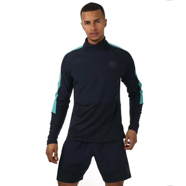100% Polyester. Ontwerp: Contrastpaneel, Logo. Sluiting: Asymmetrisch, Halve Ritssluiting, Overtrekken. Hals: Trechterhals. Mouwtype: Met lange mouwen. Kinbeschermer, overlaypanelen, oksel gaaspanelen. M: 40 in.