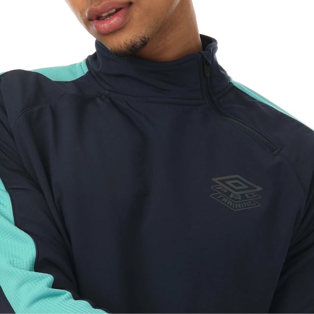 100% Polyester. Ontwerp: Contrastpaneel, Logo. Sluiting: Asymmetrisch, Halve Ritssluiting, Overtrekken. Hals: Trechterhals. Mouwtype: Met lange mouwen. Kinbeschermer, overlaypanelen, oksel gaaspanelen. M: 40 in.