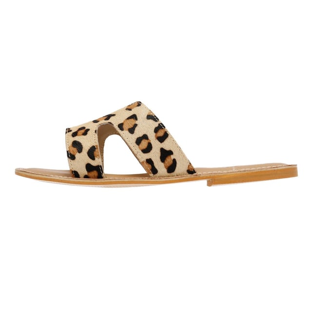 Stap in moeiteloze elegantie met deze leren instapmuiltjes met uitsparingen voor dames. Vervaardigd uit echt leer, deze instappers zonder achterkant hebben ingewikkelde uitsparingen voor een ademende, stijlvolle uitstraling. Perfect voor warm weer, ze bieden gemakkelijk aan- en uittrekken. Ideaal voor zomerdagen, vakanties of alledaags chic comfort.