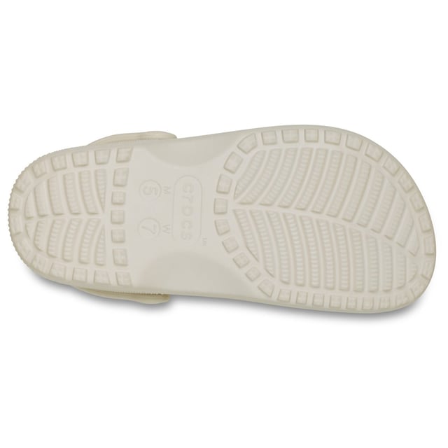 A new iteration of your favourite clog containing all of the iconic Crocs DNA with the new addition of a soft textile upper. Meanwhile the classic Croslite construction keeps them light and easy to wear.