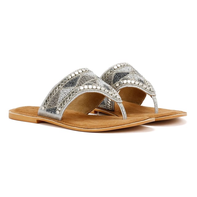 Stap in zomerse stijl met deze dames sandalen met wijde vampier en kralen. Met een modieuze brede vampierband versierd met ingewikkelde kralen, bieden deze platte sandalen een veilige pasvorm en een chique, boho-geïnspireerde uitstraling. Het klassieke teenpost-ontwerp zorgt voor gemakkelijk aan- en uittrekken, waardoor ze perfect zijn voor stranddagen, informele uitstapjes of vakanties.