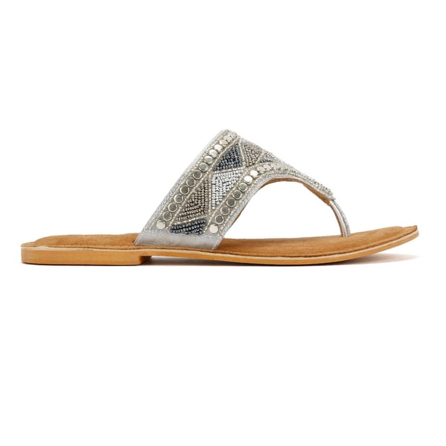Stap in zomerse stijl met deze dames sandalen met wijde vampier en kralen. Met een modieuze brede vampierband versierd met ingewikkelde kralen, bieden deze platte sandalen een veilige pasvorm en een chique, boho-geïnspireerde uitstraling. Het klassieke teenpost-ontwerp zorgt voor gemakkelijk aan- en uittrekken, waardoor ze perfect zijn voor stranddagen, informele uitstapjes of vakanties.