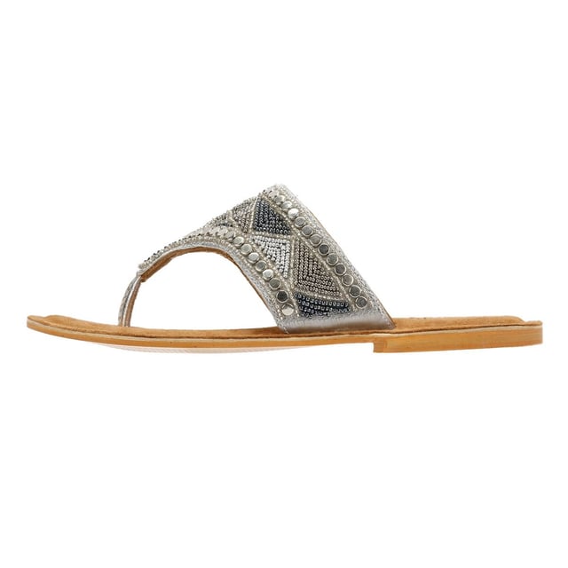 Stap in zomerse stijl met deze dames sandalen met wijde vampier en kralen. Met een modieuze brede vampierband versierd met ingewikkelde kralen, bieden deze platte sandalen een veilige pasvorm en een chique, boho-geïnspireerde uitstraling. Het klassieke teenpost-ontwerp zorgt voor gemakkelijk aan- en uittrekken, waardoor ze perfect zijn voor stranddagen, informele uitstapjes of vakanties.