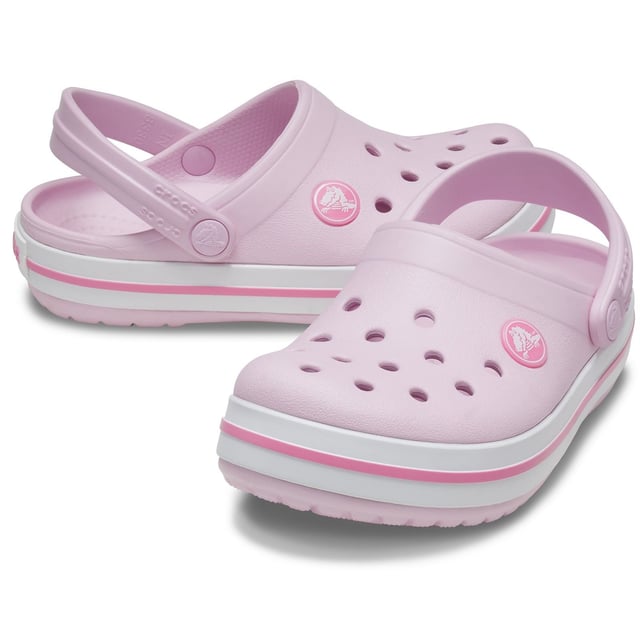 Die Crocband Kollektion verfügt über eine ursprüngliche Croslite-Schaumkonstruktion für zuverlässigen gepolsterten Komfort, ein sportliches Design, das leicht anzuziehen und auszuziehen ist, sowie eine Vielzahl von energiereichen Farben und Grafikdesigns. Zeigen Sie Ihre Streifen!