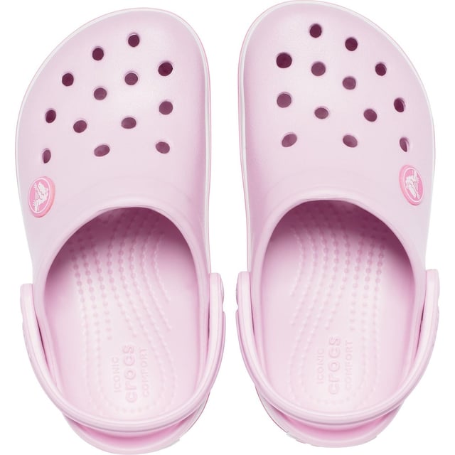 Die Crocband Kollektion verfügt über eine ursprüngliche Croslite-Schaumkonstruktion für zuverlässigen gepolsterten Komfort, ein sportliches Design, das leicht anzuziehen und auszuziehen ist, sowie eine Vielzahl von energiereichen Farben und Grafikdesigns. Zeigen Sie Ihre Streifen!