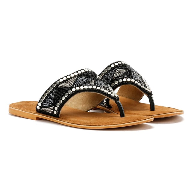 Stap in zomerse stijl met deze dames sandalen met wijde vampier en kralen. Met een modieuze brede vampierband versierd met ingewikkelde kralen, bieden deze platte sandalen een veilige pasvorm en een chique, boho-geïnspireerde uitstraling. Het klassieke teenpost-ontwerp zorgt voor gemakkelijk aan- en uittrekken, waardoor ze perfect zijn voor stranddagen, informele uitstapjes of vakanties.