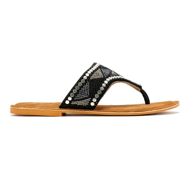 Stap in zomerse stijl met deze dames sandalen met wijde vampier en kralen. Met een modieuze brede vampierband versierd met ingewikkelde kralen, bieden deze platte sandalen een veilige pasvorm en een chique, boho-geïnspireerde uitstraling. Het klassieke teenpost-ontwerp zorgt voor gemakkelijk aan- en uittrekken, waardoor ze perfect zijn voor stranddagen, informele uitstapjes of vakanties.