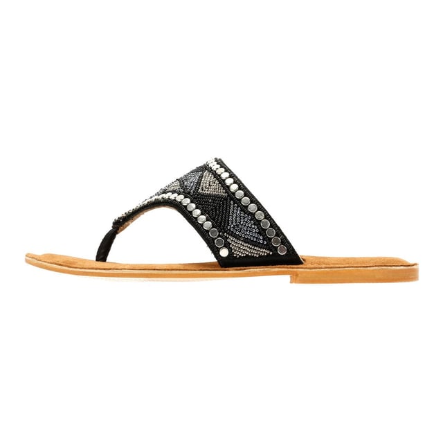 Stap in zomerse stijl met deze dames sandalen met wijde vampier en kralen. Met een modieuze brede vampierband versierd met ingewikkelde kralen, bieden deze platte sandalen een veilige pasvorm en een chique, boho-geïnspireerde uitstraling. Het klassieke teenpost-ontwerp zorgt voor gemakkelijk aan- en uittrekken, waardoor ze perfect zijn voor stranddagen, informele uitstapjes of vakanties.