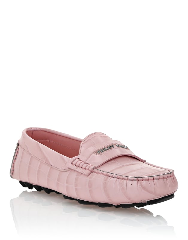 Crocco reliëf  Deze mocassins stralen verfijnd vakmanschap en tijdloze elegantie uit en zijn perfect voor elke smart-casual look. Ideaal om te combineren met een getailleerde broek of ontspannen denim voor een geraffineerd accent.   Bovenwerk van premium kalfsleer voor een luxueus gevoel.   Gevoerd met soepel rundleer voor meer comfort.   Handtekening zamak details voegen een subtiel vleugje verfijning toe.   Klassieke loopzool zorgt voor flexibiliteit en grip.   Gemaakt voor een veelzijdige stijl die naadloos overgaat van dag naar avond.