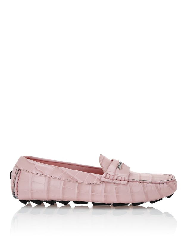 Crocco reliëf  Deze mocassins stralen verfijnd vakmanschap en tijdloze elegantie uit en zijn perfect voor elke smart-casual look. Ideaal om te combineren met een getailleerde broek of ontspannen denim voor een geraffineerd accent.   Bovenwerk van premium kalfsleer voor een luxueus gevoel.   Gevoerd met soepel rundleer voor meer comfort.   Handtekening zamak details voegen een subtiel vleugje verfijning toe.   Klassieke loopzool zorgt voor flexibiliteit en grip.   Gemaakt voor een veelzijdige stijl die naadloos overgaat van dag naar avond.