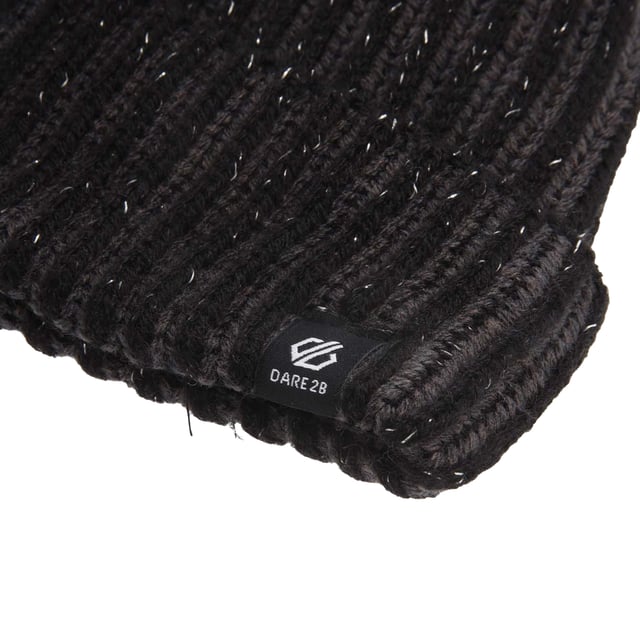 50% Acryl, 50% Gerecycled Polyester. Voering: Fleece. Stof: Gebreid, Geribd. Ontwerp: Logo. Faux Fur Pom Pom, omgeslagen manchet.
