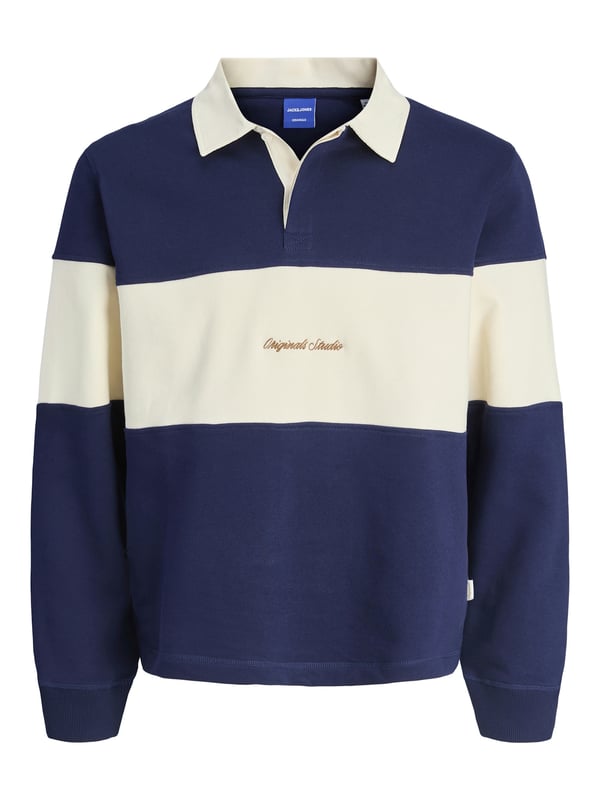 Deze polo combineert stijl met sportieve nonchalance. De normale pasvorm zorgt voor comfortabele bewegingsvrijheid en een coole look tegelijkertijd. De klassieke ronde hals met polokraag en blinde knoopsluiting geeft het shirt een cleane look. De smalle mouwuitsnijdingen en verlaagde schouders geven je een modern silhouet. Alles sluit perfect aan dankzij de omgeslagen zoom. Het colour blocking design maakt van dit poloshirt een echte blikvanger. Het subtiele borduursel op de voorkant rondt de look in stijl af. Het materiaal voelt aangenaam aan op de huid en is de hele dag comfortabel om te dragen. Voor school, vrije tijd of familiebezoek - dit shirt is altijd perfect. Een echte favoriet voor je garderobe.