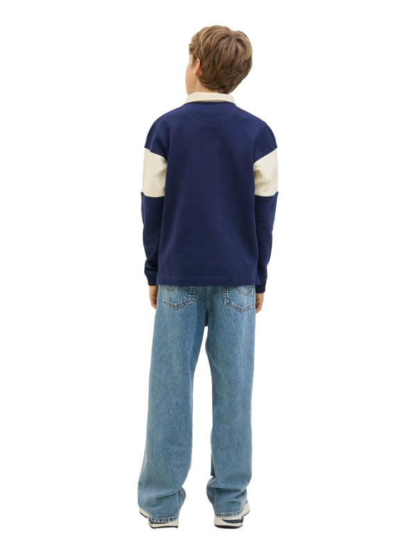 Deze polo combineert stijl met sportieve nonchalance. De normale pasvorm zorgt voor comfortabele bewegingsvrijheid en een coole look tegelijkertijd. De klassieke ronde hals met polokraag en blinde knoopsluiting geeft het shirt een cleane look. De smalle mouwuitsnijdingen en verlaagde schouders geven je een modern silhouet. Alles sluit perfect aan dankzij de omgeslagen zoom. Het colour blocking design maakt van dit poloshirt een echte blikvanger. Het subtiele borduursel op de voorkant rondt de look in stijl af. Het materiaal voelt aangenaam aan op de huid en is de hele dag comfortabel om te dragen. Voor school, vrije tijd of familiebezoek - dit shirt is altijd perfect. Een echte favoriet voor je garderobe.