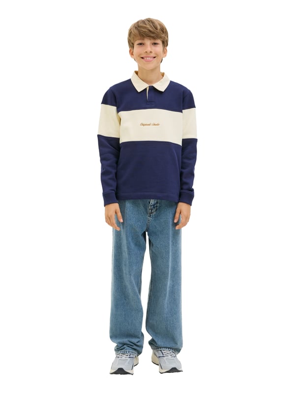 Deze polo combineert stijl met sportieve nonchalance. De normale pasvorm zorgt voor comfortabele bewegingsvrijheid en een coole look tegelijkertijd. De klassieke ronde hals met polokraag en blinde knoopsluiting geeft het shirt een cleane look. De smalle mouwuitsnijdingen en verlaagde schouders geven je een modern silhouet. Alles sluit perfect aan dankzij de omgeslagen zoom. Het colour blocking design maakt van dit poloshirt een echte blikvanger. Het subtiele borduursel op de voorkant rondt de look in stijl af. Het materiaal voelt aangenaam aan op de huid en is de hele dag comfortabel om te dragen. Voor school, vrije tijd of familiebezoek - dit shirt is altijd perfect. Een echte favoriet voor je garderobe.