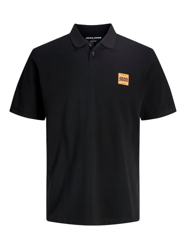 Klassisch, sportlich und immer passend – dieses Herren-Poloshirt ist ein echtes Kombi-Wunder. Der normal geschnittene Fit sorgt für angenehme Bewegungsfreiheit ohne an Form zu verlieren. Mit seinem charakteristischen Polokragen und der dezenten Zweiknopf-Leiste wirkt es zeitlos und stilvoll zugleich. Die kurzen Ärmel machen es zum idealen Begleiter an warmen Tagen. Ein kleiner Logo-Print auf der Brust setzt einen modernen Akzent, ohne aufdringlich zu sein. Ob lässig zur Jeans oder gepflegt zur Chino – dieses Shirt passt sich deinem Stil mühelos an. Das weiche Material trägt sich angenehm leicht auf der Haut. Für Freizeit, Büro oder den Golfplatz gleichermaßen geeignet. Die hochwertige Verarbeitung verspricht langanhaltende Freude beim Tragen. Ein Basic, das in jeder Herrengarderobe seinen festen Platz verdient.