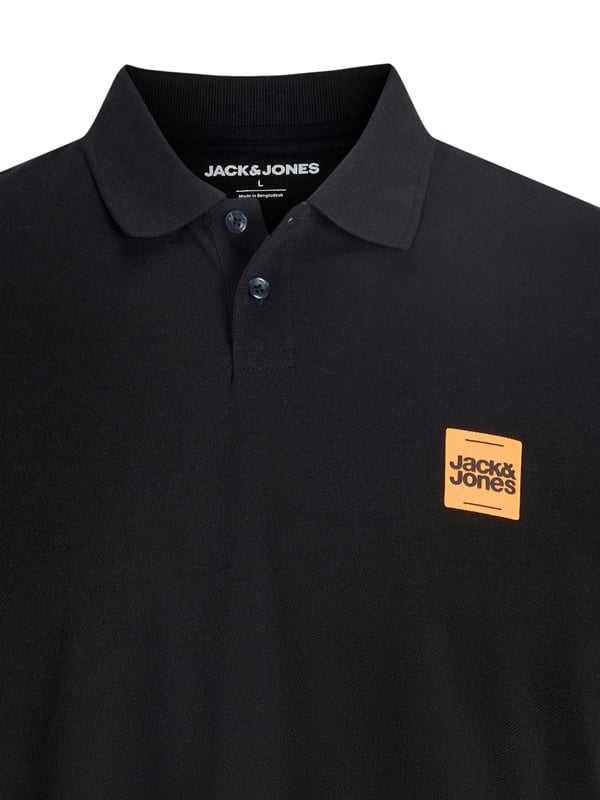 Klassisch, sportlich und immer passend – dieses Herren-Poloshirt ist ein echtes Kombi-Wunder. Der normal geschnittene Fit sorgt für angenehme Bewegungsfreiheit ohne an Form zu verlieren. Mit seinem charakteristischen Polokragen und der dezenten Zweiknopf-Leiste wirkt es zeitlos und stilvoll zugleich. Die kurzen Ärmel machen es zum idealen Begleiter an warmen Tagen. Ein kleiner Logo-Print auf der Brust setzt einen modernen Akzent, ohne aufdringlich zu sein. Ob lässig zur Jeans oder gepflegt zur Chino – dieses Shirt passt sich deinem Stil mühelos an. Das weiche Material trägt sich angenehm leicht auf der Haut. Für Freizeit, Büro oder den Golfplatz gleichermaßen geeignet. Die hochwertige Verarbeitung verspricht langanhaltende Freude beim Tragen. Ein Basic, das in jeder Herrengarderobe seinen festen Platz verdient.