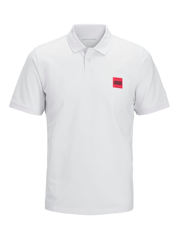 Klassisch, sportlich und immer passend – dieses Herren-Poloshirt ist ein echtes Kombi-Wunder. Der normal geschnittene Fit sorgt für angenehme Bewegungsfreiheit ohne an Form zu verlieren. Mit seinem charakteristischen Polokragen und der dezenten Zweiknopf-Leiste wirkt es zeitlos und stilvoll zugleich. Die kurzen Ärmel machen es zum idealen Begleiter an warmen Tagen. Ein kleiner Logo-Print auf der Brust setzt einen modernen Akzent, ohne aufdringlich zu sein. Ob lässig zur Jeans oder gepflegt zur Chino – dieses Shirt passt sich deinem Stil mühelos an. Das weiche Material trägt sich angenehm leicht auf der Haut. Für Freizeit, Büro oder den Golfplatz gleichermaßen geeignet. Die hochwertige Verarbeitung verspricht langanhaltende Freude beim Tragen. Ein Basic, das in jeder Herrengarderobe seinen festen Platz verdient.