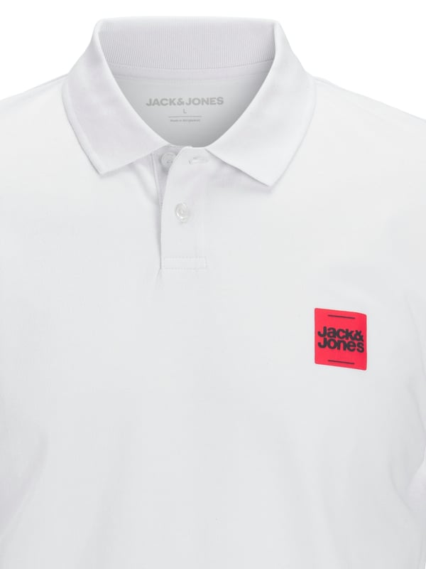 Klassisch, sportlich und immer passend – dieses Herren-Poloshirt ist ein echtes Kombi-Wunder. Der normal geschnittene Fit sorgt für angenehme Bewegungsfreiheit ohne an Form zu verlieren. Mit seinem charakteristischen Polokragen und der dezenten Zweiknopf-Leiste wirkt es zeitlos und stilvoll zugleich. Die kurzen Ärmel machen es zum idealen Begleiter an warmen Tagen. Ein kleiner Logo-Print auf der Brust setzt einen modernen Akzent, ohne aufdringlich zu sein. Ob lässig zur Jeans oder gepflegt zur Chino – dieses Shirt passt sich deinem Stil mühelos an. Das weiche Material trägt sich angenehm leicht auf der Haut. Für Freizeit, Büro oder den Golfplatz gleichermaßen geeignet. Die hochwertige Verarbeitung verspricht langanhaltende Freude beim Tragen. Ein Basic, das in jeder Herrengarderobe seinen festen Platz verdient.