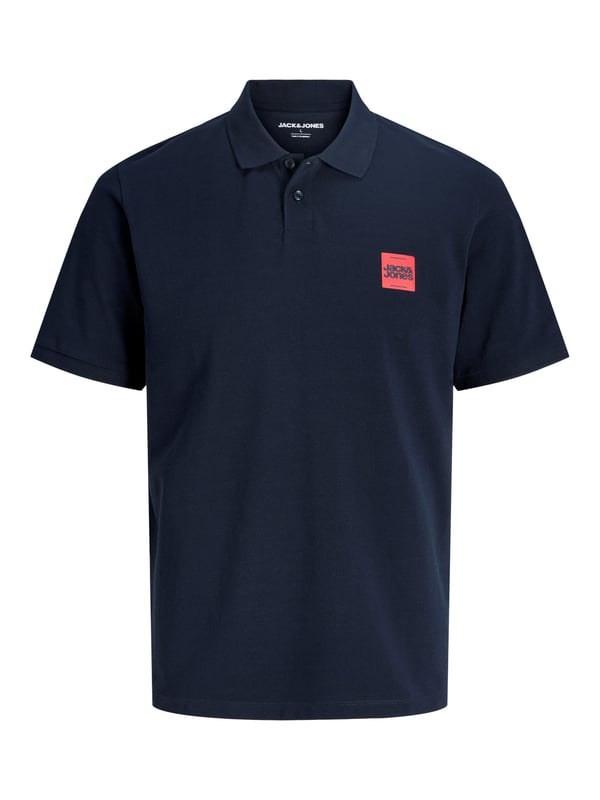 Klassisch, sportlich und immer passend – dieses Herren-Poloshirt ist ein echtes Kombi-Wunder. Der normal geschnittene Fit sorgt für angenehme Bewegungsfreiheit ohne an Form zu verlieren. Mit seinem charakteristischen Polokragen und der dezenten Zweiknopf-Leiste wirkt es zeitlos und stilvoll zugleich. Die kurzen Ärmel machen es zum idealen Begleiter an warmen Tagen. Ein kleiner Logo-Print auf der Brust setzt einen modernen Akzent, ohne aufdringlich zu sein. Ob lässig zur Jeans oder gepflegt zur Chino – dieses Shirt passt sich deinem Stil mühelos an. Das weiche Material trägt sich angenehm leicht auf der Haut. Für Freizeit, Büro oder den Golfplatz gleichermaßen geeignet. Die hochwertige Verarbeitung verspricht langanhaltende Freude beim Tragen. Ein Basic, das in jeder Herrengarderobe seinen festen Platz verdient.