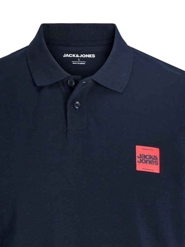 Klassisch, sportlich und immer passend – dieses Herren-Poloshirt ist ein echtes Kombi-Wunder. Der normal geschnittene Fit sorgt für angenehme Bewegungsfreiheit ohne an Form zu verlieren. Mit seinem charakteristischen Polokragen und der dezenten Zweiknopf-Leiste wirkt es zeitlos und stilvoll zugleich. Die kurzen Ärmel machen es zum idealen Begleiter an warmen Tagen. Ein kleiner Logo-Print auf der Brust setzt einen modernen Akzent, ohne aufdringlich zu sein. Ob lässig zur Jeans oder gepflegt zur Chino – dieses Shirt passt sich deinem Stil mühelos an. Das weiche Material trägt sich angenehm leicht auf der Haut. Für Freizeit, Büro oder den Golfplatz gleichermaßen geeignet. Die hochwertige Verarbeitung verspricht langanhaltende Freude beim Tragen. Ein Basic, das in jeder Herrengarderobe seinen festen Platz verdient.