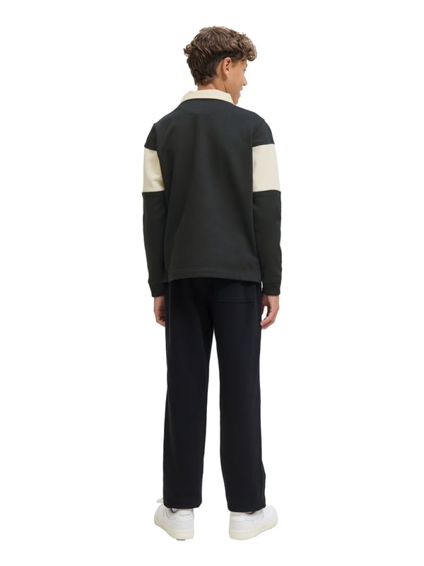 Mit diesem Poloshirt zeigst du Stil und sportliche Lässigkeit zugleich. Die normale Passform sorgt für angenehme Bewegungsfreiheit bei gleichzeitig coolem Look. Der klassische Rundhalsausschnitt mit Polokragen und verdeckter Knopfleiste verleiht dem Shirt eine cleane Optik. Die engen Ärmelausschnitte und die überschnittenen Schultern geben dir eine moderne Silhouette. Dank des Umschlagsaums sitzt alles perfekt. Das Colorblocking-Design macht das Poloshirt zu einem echten Hingucker. Die dezente Stickerei vorn rundet den Look stilvoll ab. Das Material fühlt sich angenehm auf der Haut an und bietet dir den ganzen Tag hohen Tragekomfort. Ob für Schule, Freizeit oder Familienbesuche – dieses Shirt passt immer. Ein echtes Lieblingsstück für deinen Kleiderschrank.