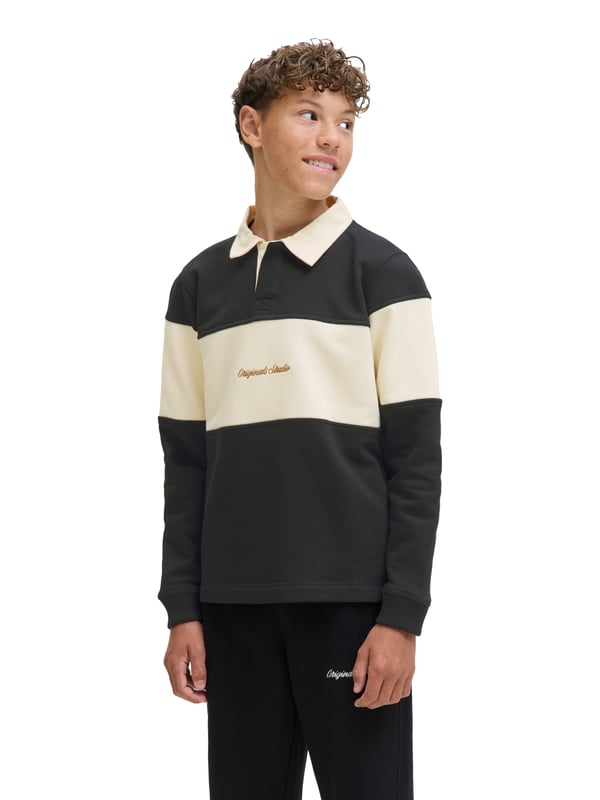 Mit diesem Poloshirt zeigst du Stil und sportliche Lässigkeit zugleich. Die normale Passform sorgt für angenehme Bewegungsfreiheit bei gleichzeitig coolem Look. Der klassische Rundhalsausschnitt mit Polokragen und verdeckter Knopfleiste verleiht dem Shirt eine cleane Optik. Die engen Ärmelausschnitte und die überschnittenen Schultern geben dir eine moderne Silhouette. Dank des Umschlagsaums sitzt alles perfekt. Das Colorblocking-Design macht das Poloshirt zu einem echten Hingucker. Die dezente Stickerei vorn rundet den Look stilvoll ab. Das Material fühlt sich angenehm auf der Haut an und bietet dir den ganzen Tag hohen Tragekomfort. Ob für Schule, Freizeit oder Familienbesuche – dieses Shirt passt immer. Ein echtes Lieblingsstück für deinen Kleiderschrank.