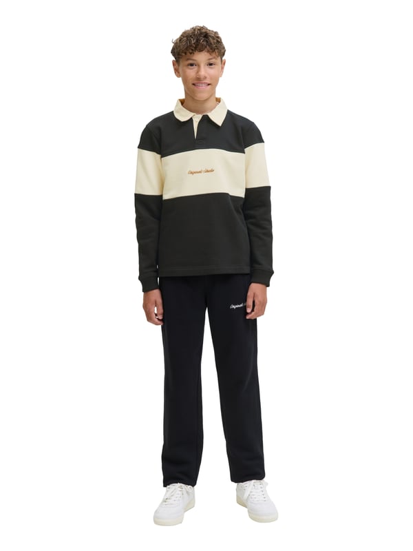 Mit diesem Poloshirt zeigst du Stil und sportliche Lässigkeit zugleich. Die normale Passform sorgt für angenehme Bewegungsfreiheit bei gleichzeitig coolem Look. Der klassische Rundhalsausschnitt mit Polokragen und verdeckter Knopfleiste verleiht dem Shirt eine cleane Optik. Die engen Ärmelausschnitte und die überschnittenen Schultern geben dir eine moderne Silhouette. Dank des Umschlagsaums sitzt alles perfekt. Das Colorblocking-Design macht das Poloshirt zu einem echten Hingucker. Die dezente Stickerei vorn rundet den Look stilvoll ab. Das Material fühlt sich angenehm auf der Haut an und bietet dir den ganzen Tag hohen Tragekomfort. Ob für Schule, Freizeit oder Familienbesuche – dieses Shirt passt immer. Ein echtes Lieblingsstück für deinen Kleiderschrank.