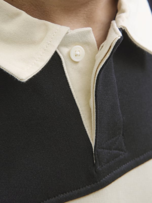 Mit diesem Poloshirt zeigst du Stil und sportliche Lässigkeit zugleich. Die normale Passform sorgt für angenehme Bewegungsfreiheit bei gleichzeitig coolem Look. Der klassische Rundhalsausschnitt mit Polokragen und verdeckter Knopfleiste verleiht dem Shirt eine cleane Optik. Die engen Ärmelausschnitte und die überschnittenen Schultern geben dir eine moderne Silhouette. Dank des Umschlagsaums sitzt alles perfekt. Das Colorblocking-Design macht das Poloshirt zu einem echten Hingucker. Die dezente Stickerei vorn rundet den Look stilvoll ab. Das Material fühlt sich angenehm auf der Haut an und bietet dir den ganzen Tag hohen Tragekomfort. Ob für Schule, Freizeit oder Familienbesuche – dieses Shirt passt immer. Ein echtes Lieblingsstück für deinen Kleiderschrank.