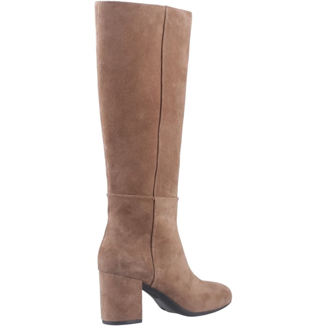 Die Oprah Long Boot bringt zeitlosen Stil und ganztägigen Komfort mit sich, gefertigt aus hochwertigem Wildleder mit einem schlanken, maßgeschneiderten Design für einen stilvollen Sitz. Mit einer Bounce ECO Innensohle, um jeden Schritt zu polstern, gehen Sie mehr und machen Sie sich weniger Sorgen!