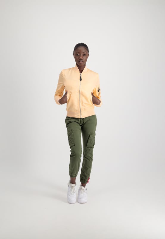 The MA-1 VF LW bomber jacket for women is a slim-fit jacket with a shiny zipper and a pen pocket. This stylish jacket is perfect for any occasion, whether you want to dress up or keep it casual.
