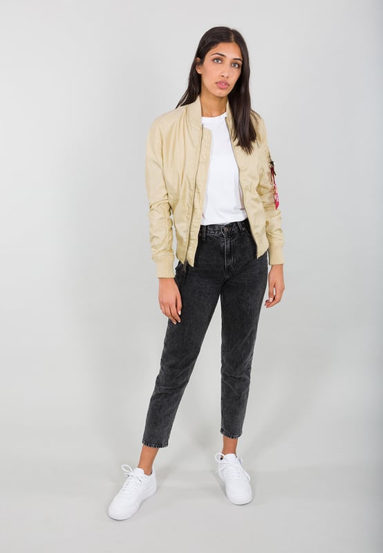 The MA-1 TT Two Tone Bomber Jacket Women combines modern style with military charm. Its slim fit accentuates the figure, while the lightweight two-tone nylon gives it a refined look. Practical pockets and the iconic utility pocket with RBF Tag offer functionality. The zip with leather pull tab and subtle logo details complete the design. Easy to style and crafted for durability, this jacket stays in great shape over time. Ideal for mild temperatures.