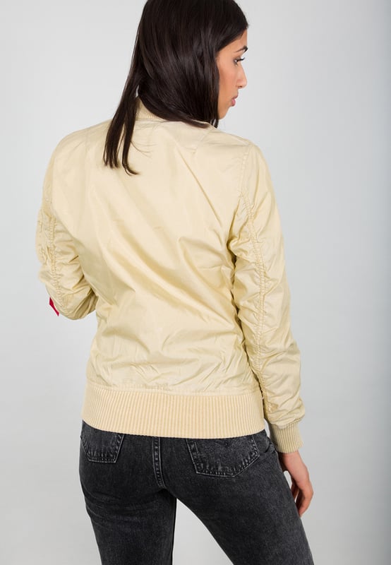 The MA-1 TT Two Tone Bomber Jacket Women combines modern style with military charm. Its slim fit accentuates the figure, while the lightweight two-tone nylon gives it a refined look. Practical pockets and the iconic utility pocket with RBF Tag offer functionality. The zip with leather pull tab and subtle logo details complete the design. Easy to style and crafted for durability, this jacket stays in great shape over time. Ideal for mild temperatures.
