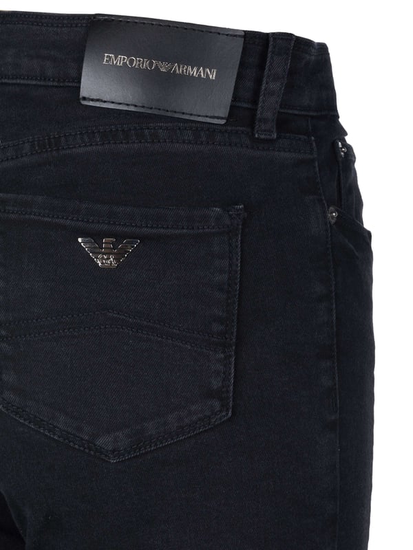 90% Katoen, 8% Polyester, 2% Elastaan; Emporio Armani jeans; Model: 6H2J54 2D9ZZ 0005; Hoogwaardig vervaardigd; Klassiek '5-pocket' stijl; Ceintuurlussen; Sluiting: Knop, rits; Twee ritsen aan de voorkant van de tailleband tot de zoom; Emporio Armani Logo-details