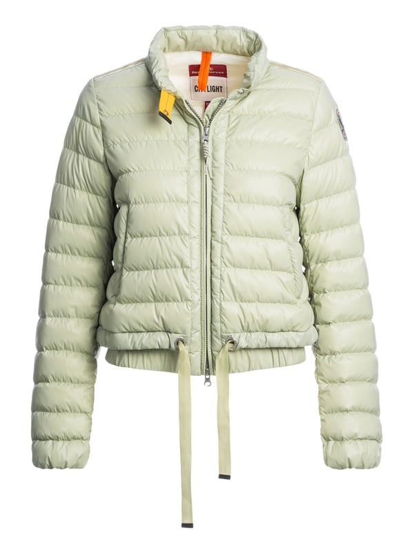 Dit trendy stuk combineert urban coolness met praktische warmte. De korte lengte geeft een frisse draai aan je look en benadrukt perfect je taille. Dankzij de normale pasvorm heeft het een ontspannen pasvorm zonder het figuur te benadrukken. Een hoge opstaande kraag beschermt je betrouwbaar tegen wind en kou. De tweewegritssluiting zorgt voor flexibele stylingopties en een comfortabele pasvorm. Zijzakken met rits en een slimme binnenzak bieden ruimte voor al je essentials. Geraffineerde mouwsplitten met ritsdetails geven het ontwerp een sportief tintje. Met het trekkoord in de taille kun je de pasvorm aanpassen. De gele op parachutehaken geïnspireerde band op de kraag voegt een cool accent toe. De look wordt afgemaakt door de opvallende labelpatch op de bovenarm - klaar voor je volgende stijlmissie!
