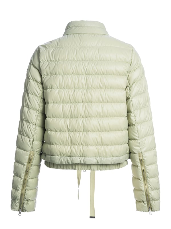 Dit trendy stuk combineert urban coolness met praktische warmte. De korte lengte geeft een frisse draai aan je look en benadrukt perfect je taille. Dankzij de normale pasvorm heeft het een ontspannen pasvorm zonder het figuur te benadrukken. Een hoge opstaande kraag beschermt je betrouwbaar tegen wind en kou. De tweewegritssluiting zorgt voor flexibele stylingopties en een comfortabele pasvorm. Zijzakken met rits en een slimme binnenzak bieden ruimte voor al je essentials. Geraffineerde mouwsplitten met ritsdetails geven het ontwerp een sportief tintje. Met het trekkoord in de taille kun je de pasvorm aanpassen. De gele op parachutehaken geïnspireerde band op de kraag voegt een cool accent toe. De look wordt afgemaakt door de opvallende labelpatch op de bovenarm - klaar voor je volgende stijlmissie!