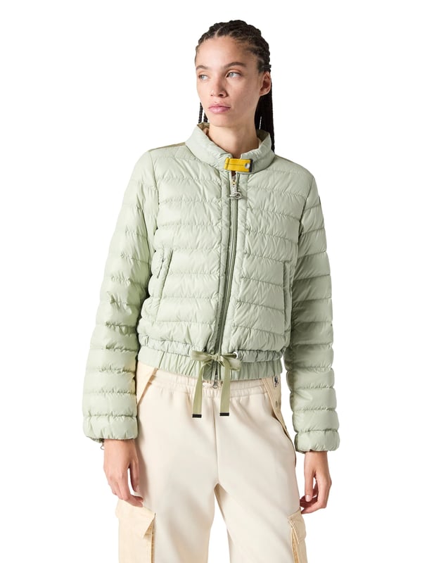Dit trendy stuk combineert urban coolness met praktische warmte. De korte lengte geeft een frisse draai aan je look en benadrukt perfect je taille. Dankzij de normale pasvorm heeft het een ontspannen pasvorm zonder het figuur te benadrukken. Een hoge opstaande kraag beschermt je betrouwbaar tegen wind en kou. De tweewegritssluiting zorgt voor flexibele stylingopties en een comfortabele pasvorm. Zijzakken met rits en een slimme binnenzak bieden ruimte voor al je essentials. Geraffineerde mouwsplitten met ritsdetails geven het ontwerp een sportief tintje. Met het trekkoord in de taille kun je de pasvorm aanpassen. De gele op parachutehaken geïnspireerde band op de kraag voegt een cool accent toe. De look wordt afgemaakt door de opvallende labelpatch op de bovenarm - klaar voor je volgende stijlmissie!