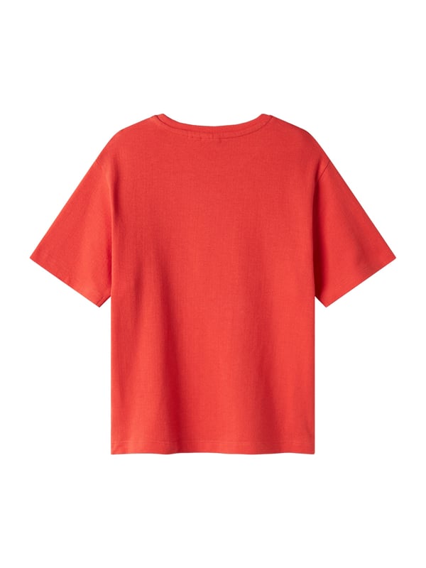 Dit T-shirt biedt je een relaxte stijl en veel comfort in één. De zachte katoenen jersey voelt aangenaam aan tegen de huid en geeft je de hele dag een goed gevoel. De verlaagde schouders en brede mouwuitsnijdingen geven je extra bewegingsvrijheid en een coole, casual look. Het fijne borduursel op de voorkant voegt een stijlvol detail toe, terwijl het geweven label aan de binnenkant de hoogwaardige look afmaakt. Met zijn normale pasvorm en klassieke ronde hals met geribde boorden is dit shirt een echte alledaagse favoriet.
