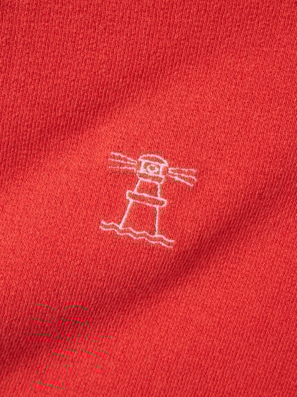 Dit T-shirt biedt je een relaxte stijl en veel comfort in één. De zachte katoenen jersey voelt aangenaam aan tegen de huid en geeft je de hele dag een goed gevoel. De verlaagde schouders en brede mouwuitsnijdingen geven je extra bewegingsvrijheid en een coole, casual look. Het fijne borduursel op de voorkant voegt een stijlvol detail toe, terwijl het geweven label aan de binnenkant de hoogwaardige look afmaakt. Met zijn normale pasvorm en klassieke ronde hals met geribde boorden is dit shirt een echte alledaagse favoriet.
