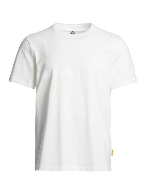 Eenvoudig, maar allesbehalve saai - dit T-shirt brengt een frisse wind door je basics. De klassieke ronde halslijn met een fijne ribboord zorgt voor een tijdloze look. De normale pasvorm zorgt voor een casual fit zonder vormverlies. Een oranjekleurig bandje bij de hals voegt een subtiel, stijlvol accent toe. Het label in de zijnaad benadrukt de aandacht voor detail. De ton-sur-ton labelprint op de voorkant blijft bescheiden en rondt het ontwerp harmonieus af. Zacht materiaal en een geraffineerde snit voor maximaal comfort. Solo gedragen of als laagje onder een jasje of overhemd - het slaat altijd een goed figuur. Dit shirt laat zien dat understatement vaak het beste statement is. Trek het aan, voel je goed en begin de dag ontspannen!