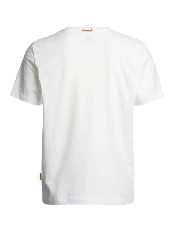 Eenvoudig, maar allesbehalve saai - dit T-shirt brengt een frisse wind door je basics. De klassieke ronde halslijn met een fijne ribboord zorgt voor een tijdloze look. De normale pasvorm zorgt voor een casual fit zonder vormverlies. Een oranjekleurig bandje bij de hals voegt een subtiel, stijlvol accent toe. Het label in de zijnaad benadrukt de aandacht voor detail. De ton-sur-ton labelprint op de voorkant blijft bescheiden en rondt het ontwerp harmonieus af. Zacht materiaal en een geraffineerde snit voor maximaal comfort. Solo gedragen of als laagje onder een jasje of overhemd - het slaat altijd een goed figuur. Dit shirt laat zien dat understatement vaak het beste statement is. Trek het aan, voel je goed en begin de dag ontspannen!