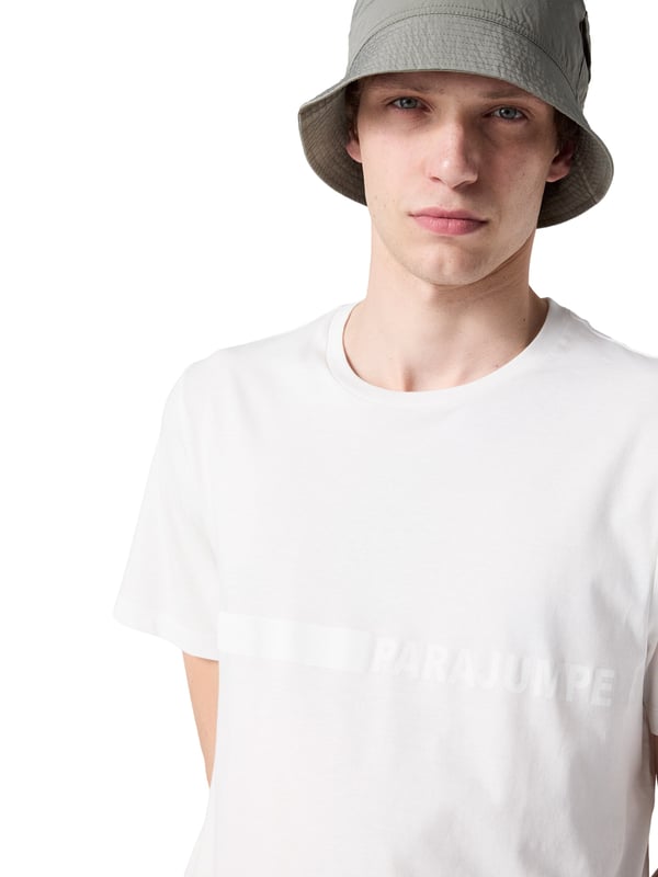 Eenvoudig, maar allesbehalve saai - dit T-shirt brengt een frisse wind door je basics. De klassieke ronde halslijn met een fijne ribboord zorgt voor een tijdloze look. De normale pasvorm zorgt voor een casual fit zonder vormverlies. Een oranjekleurig bandje bij de hals voegt een subtiel, stijlvol accent toe. Het label in de zijnaad benadrukt de aandacht voor detail. De ton-sur-ton labelprint op de voorkant blijft bescheiden en rondt het ontwerp harmonieus af. Zacht materiaal en een geraffineerde snit voor maximaal comfort. Solo gedragen of als laagje onder een jasje of overhemd - het slaat altijd een goed figuur. Dit shirt laat zien dat understatement vaak het beste statement is. Trek het aan, voel je goed en begin de dag ontspannen!