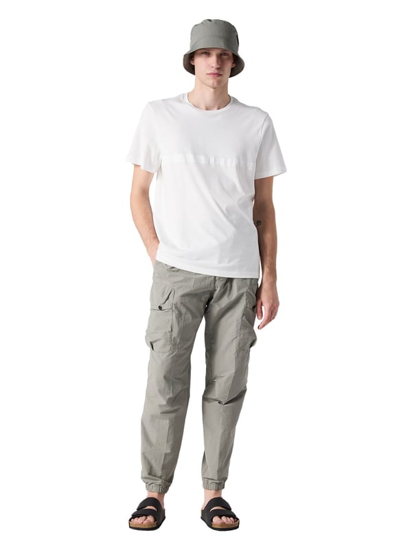 Eenvoudig, maar allesbehalve saai - dit T-shirt brengt een frisse wind door je basics. De klassieke ronde halslijn met een fijne ribboord zorgt voor een tijdloze look. De normale pasvorm zorgt voor een casual fit zonder vormverlies. Een oranjekleurig bandje bij de hals voegt een subtiel, stijlvol accent toe. Het label in de zijnaad benadrukt de aandacht voor detail. De ton-sur-ton labelprint op de voorkant blijft bescheiden en rondt het ontwerp harmonieus af. Zacht materiaal en een geraffineerde snit voor maximaal comfort. Solo gedragen of als laagje onder een jasje of overhemd - het slaat altijd een goed figuur. Dit shirt laat zien dat understatement vaak het beste statement is. Trek het aan, voel je goed en begin de dag ontspannen!